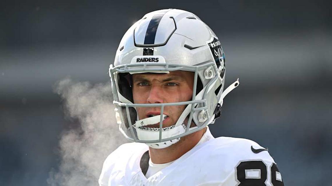  Las Vegas Raiders tight end Brock Bowers (89) looks on before the game against the Philadelphia Eagles at Lincoln Financial Field. | Eric Hartline-Imagn Images 
