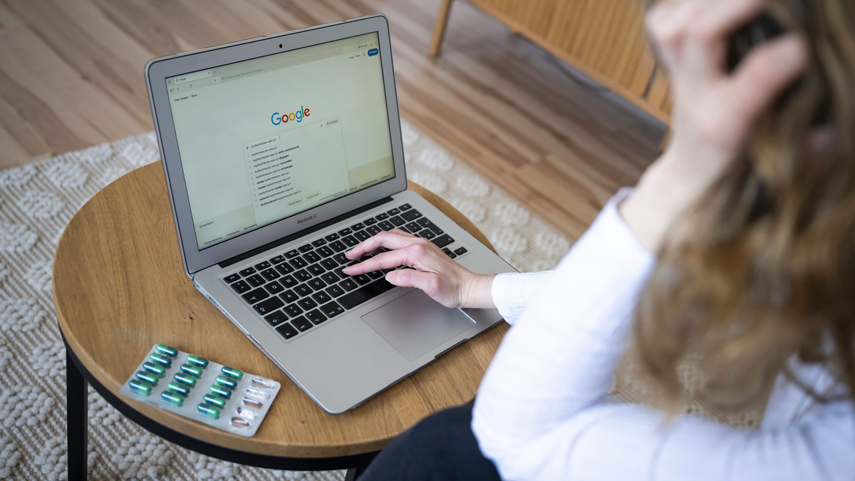 A headache can turn into a brain-tumour panic in just three clicks and experts warn that at least 40% of health content online is unverified or flat-out wrong. So when does harmless symptom-searching become “Dr Google syndrome” and what helps break the anxiety spiral? (Philip Dulian/dpa/TNS)