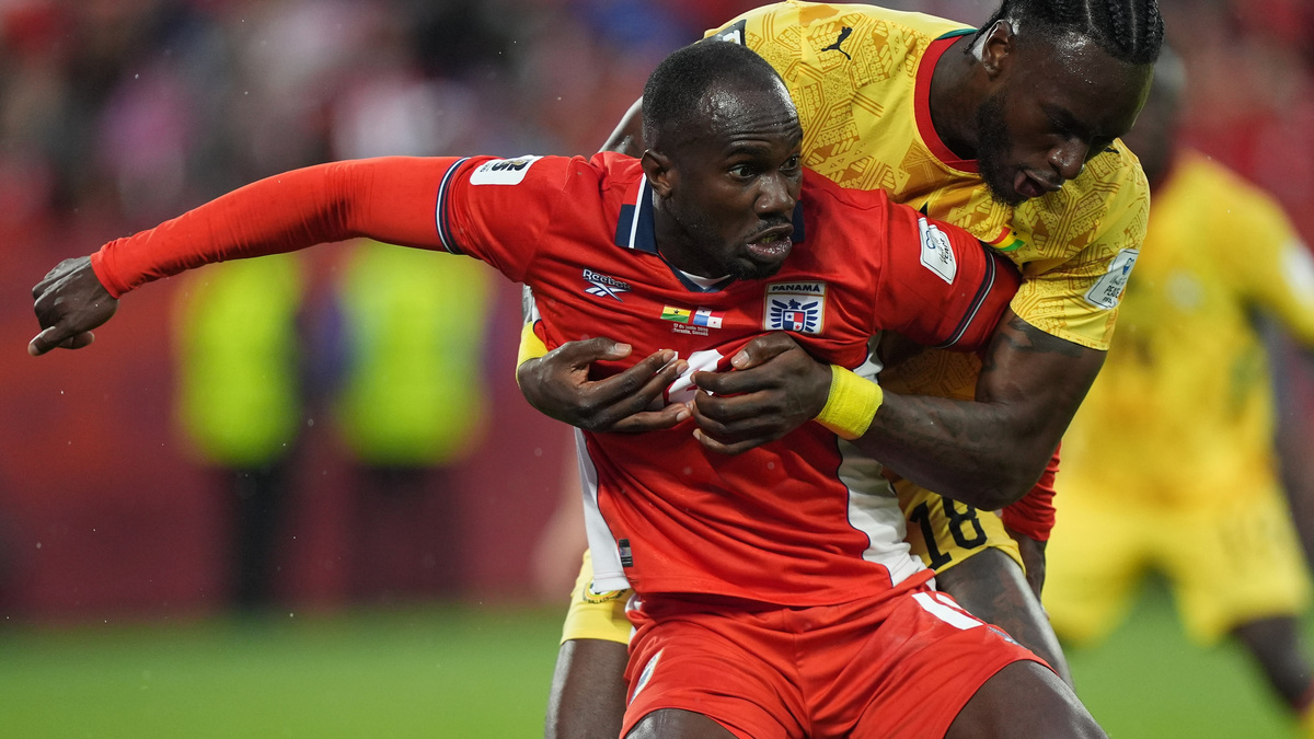 FOTO DE ARCHIVO. 17 de junio de 2026; Toronto, Ontario, Canadá; El defensa de Ghana Jerome Opoku (18) sujeta al delantero de Panamá Cecilio Waterman (18) durante un partido del Grupo L de la Copa Mundial de la FIFA 2026 en el Estadio Toronto. Crédito obligatorio: John E. Sokolowski-Imagn Images