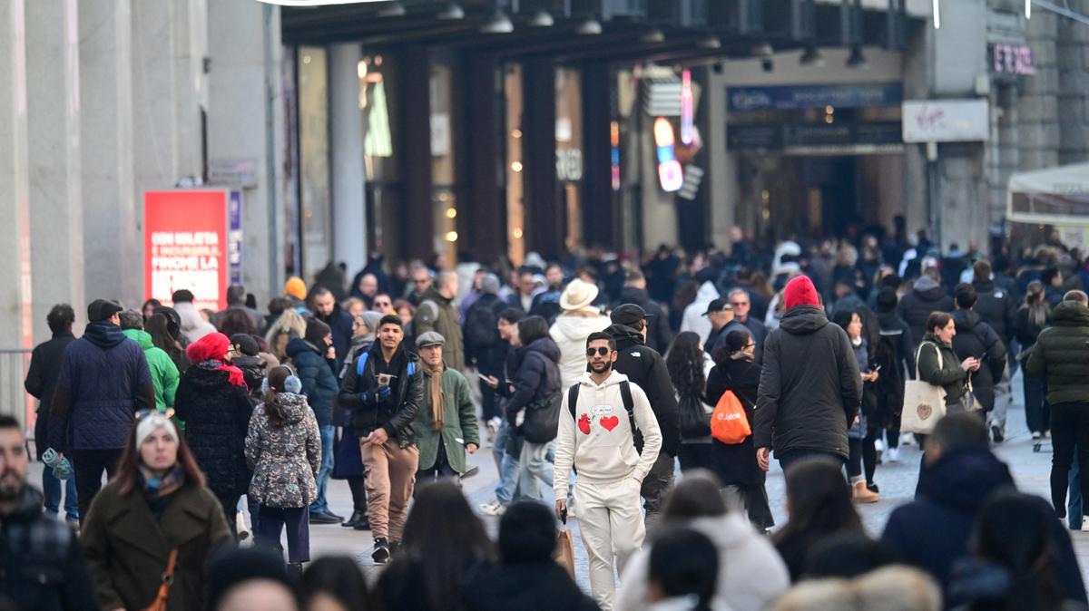 People walk through a crowded shopping street in central Milan, Italy, December 29, 2025. REUTERS/Daniele Mascolo