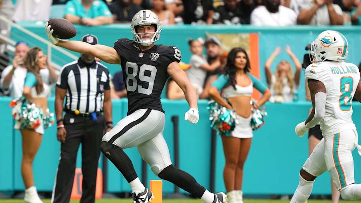  Nov 17, 2024; Miami Gardens, Florida, USA; Las Vegas Raiders tight end Brock Bowers (89) scores a touchdown past Miami Dolphins safety Jevon Holland (8) in the third quarter at Hard Rock Stadium. Mandatory Credit: Jim Rassol-Imagn Images | Jim Rassol-Imagn Images 