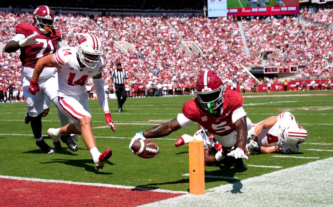  Alabama wide receiver Germie Bernard (5) dives for a score at the pylon 