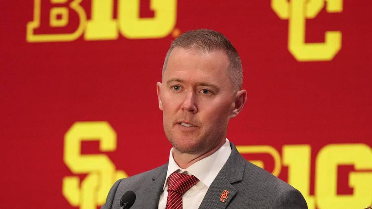  Jul 24, 2025; Las Vegas, NV, USA; USC head coach Lincoln Riley speaks to the media during the Big Ten NCAA college football media days at Mandalay Bay Resort. Mandatory Credit: Lucas Peltier-Imagn Images | Lucas Peltier-Imagn Images 