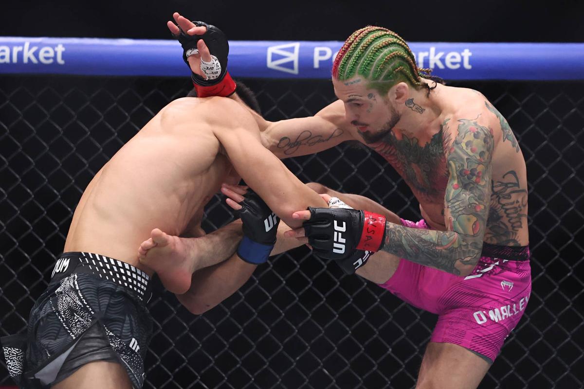  LAS VEGAS, NEVADA - JANUARY 24: Sean O'Malley of the United States (R) strikes Song Yadong of China during their bantamweight bout in UFC 324 at T-Mobile Arena on January 24, 2026 in Las Vegas, Nevada. (Photo by Ian Maule/Getty Images)
