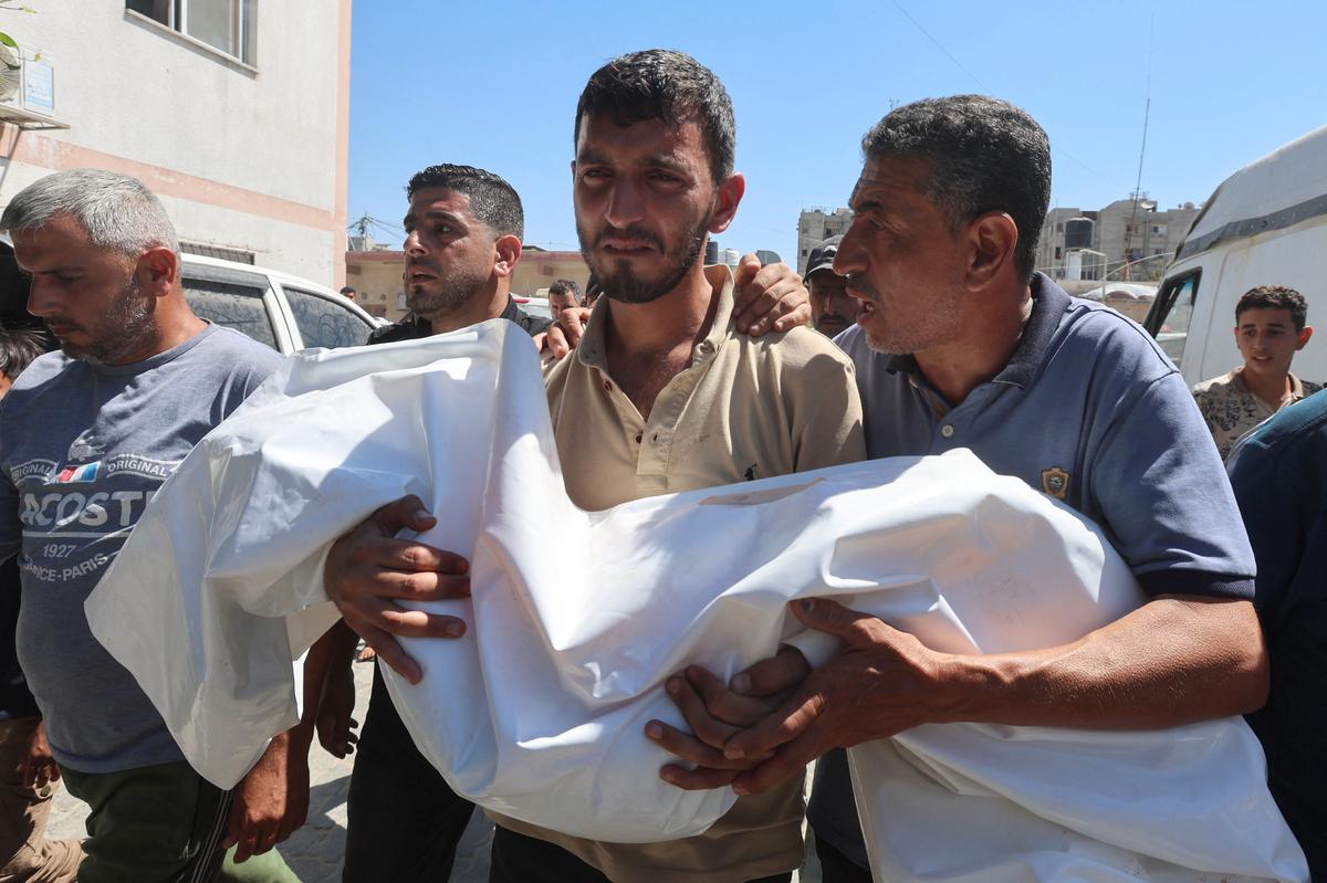 A mourner carries the body of six-year-old Palestinian girl Mennatallah Abu Libda, who was killed in an Israeli strike on a tent encampment for displaced families, according to medics, in Khan Younis in the southern Gaza Strip May 25, 2026. REUTERS/Ramadan Abed