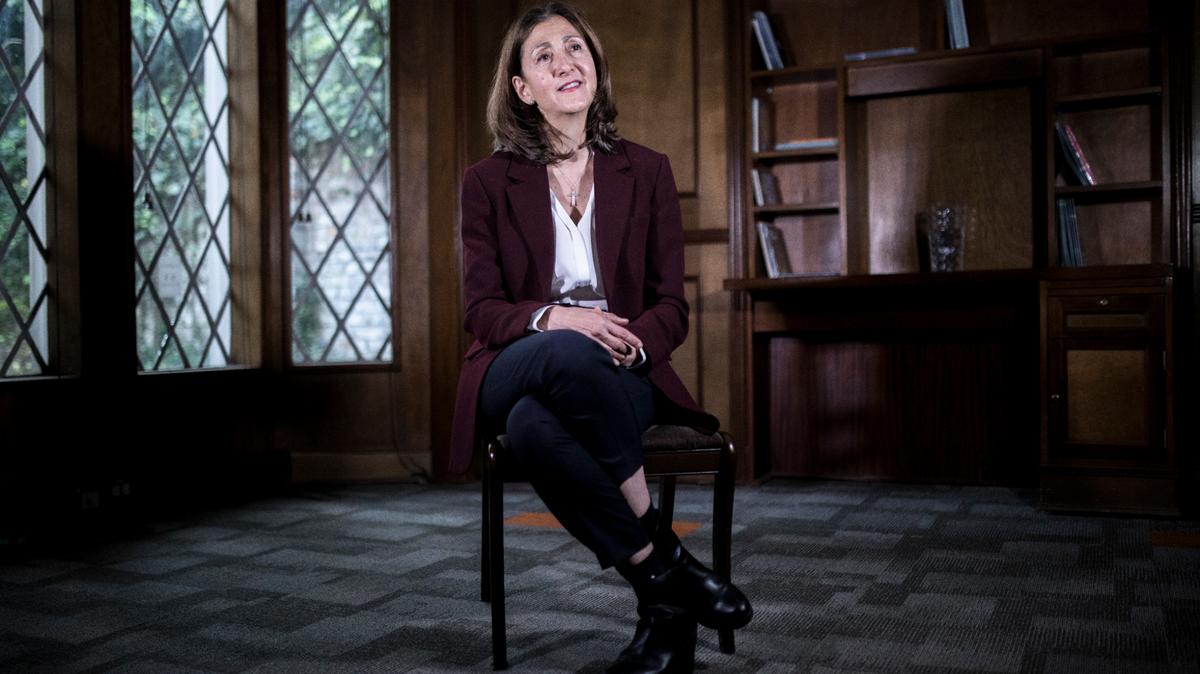 Ingrid Betacourt habla durante una entrevista con The Associated Press en Bogotá, Colombia, el miércoles 19 de enero de 2022. Betancourt, quien fue secuestrada durante seis años por rebeldes de las Fuerzas Armadas Revolucionarias de Colombia, FARC, anunció el martes que ella se postulará para la presidencia de su país. (AP Foto/Ivan Valencia)