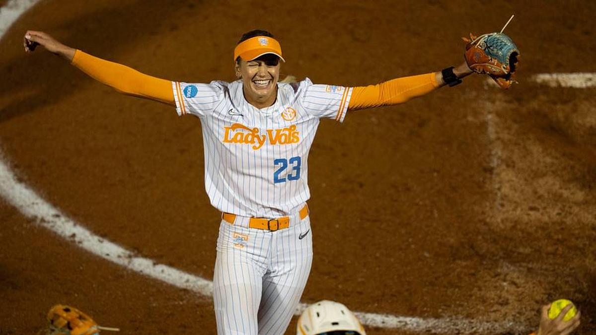  Tennessee's Karlyn Pickens (23) and Elsa Morrison (22) celebrate after the win over Georgia in the NCAA college softball super regional on May 21, 2026, in Knoxville, Tennessee. | Saul Young/News Sentinel / USA TODAY NETWORK via Imagn Images 