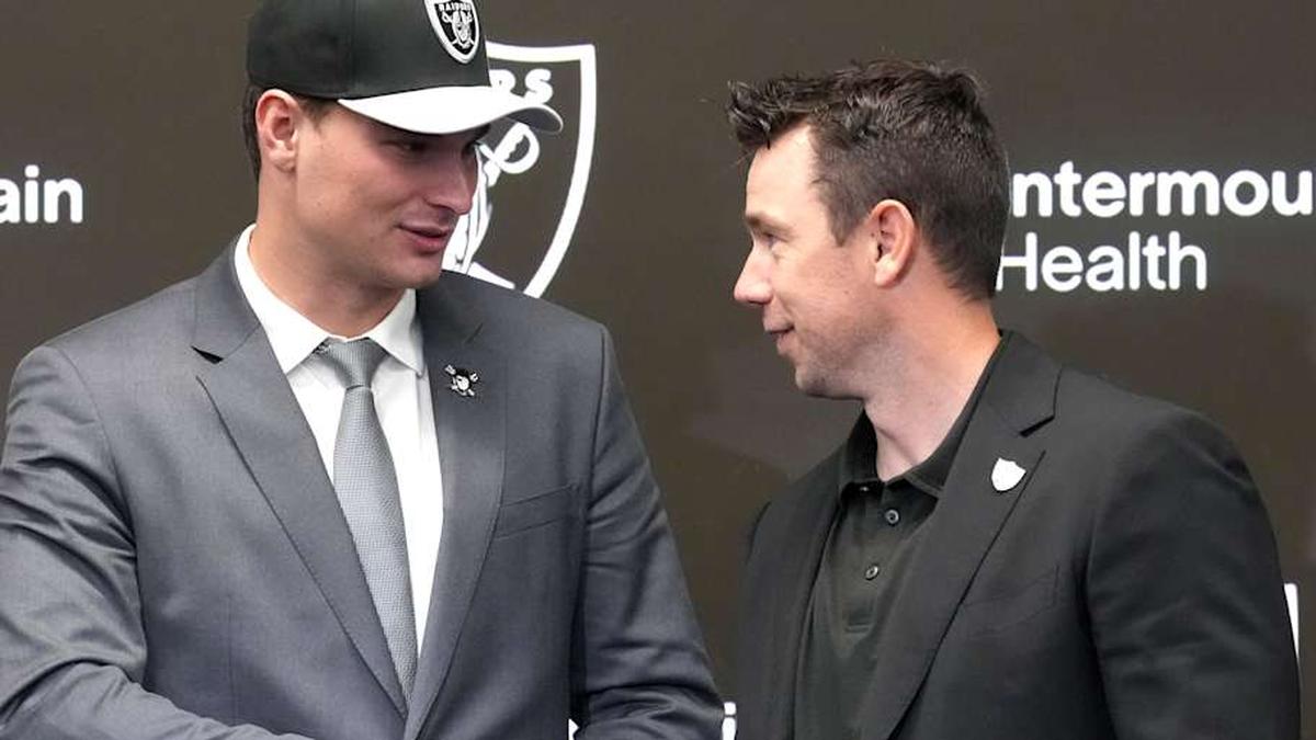  Apr 24, 2026; Henderson, NV, USA; Las Vegas Raiders quarterback Fernando Mendoza (left) shakes hands with head coach Klint Kubiak at introductory press conference at Intermountain Health Performance Center after being selected as the No. 1 pick in the 2026 NFL Draft. Mandatory Credit: Kirby Lee-Imagn Images | Kirby Lee-Imagn Images 