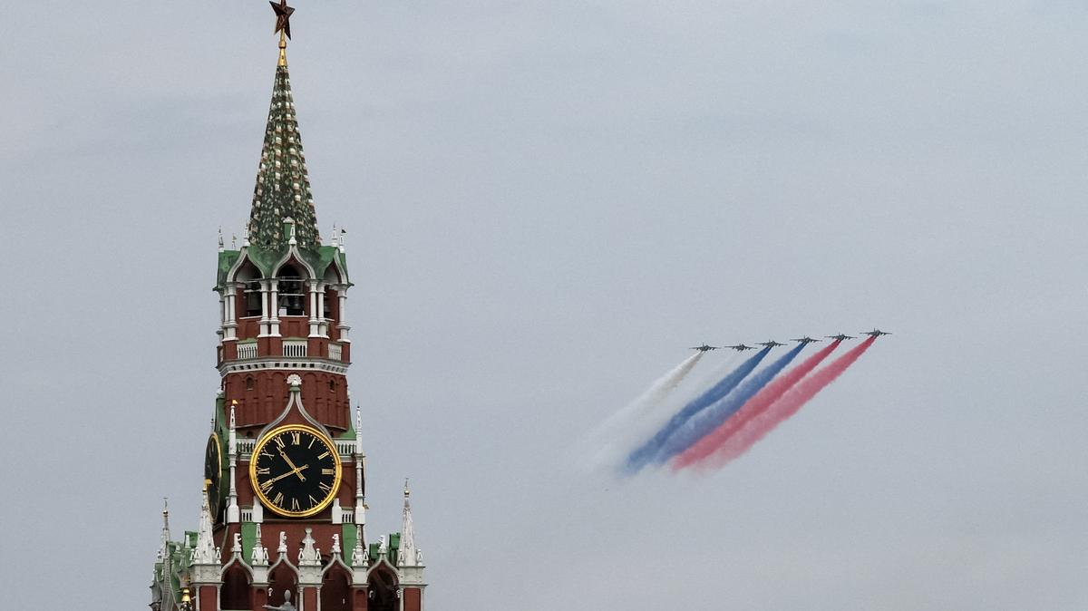 Russia's Su-25 jet aircraft release smoke in the colours of the Russian state flag while flying towards the Kremlin's Spasskaya Tower during a flypast rehearsal for a military parade, which marks the 81st anniversary of victory over Nazi Germany in World War Two, in central Moscow, Russia, May 6, 2026. REUTERS/Shamil Zhumatov