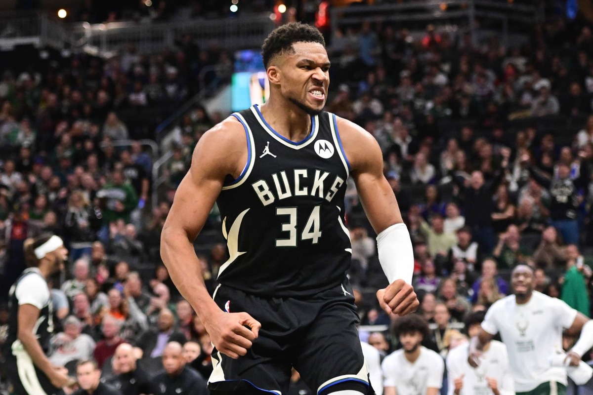  Milwaukee Bucks forward Giannis Antetokounmpo (34) Credit: Benny Sieu-Imagn Images