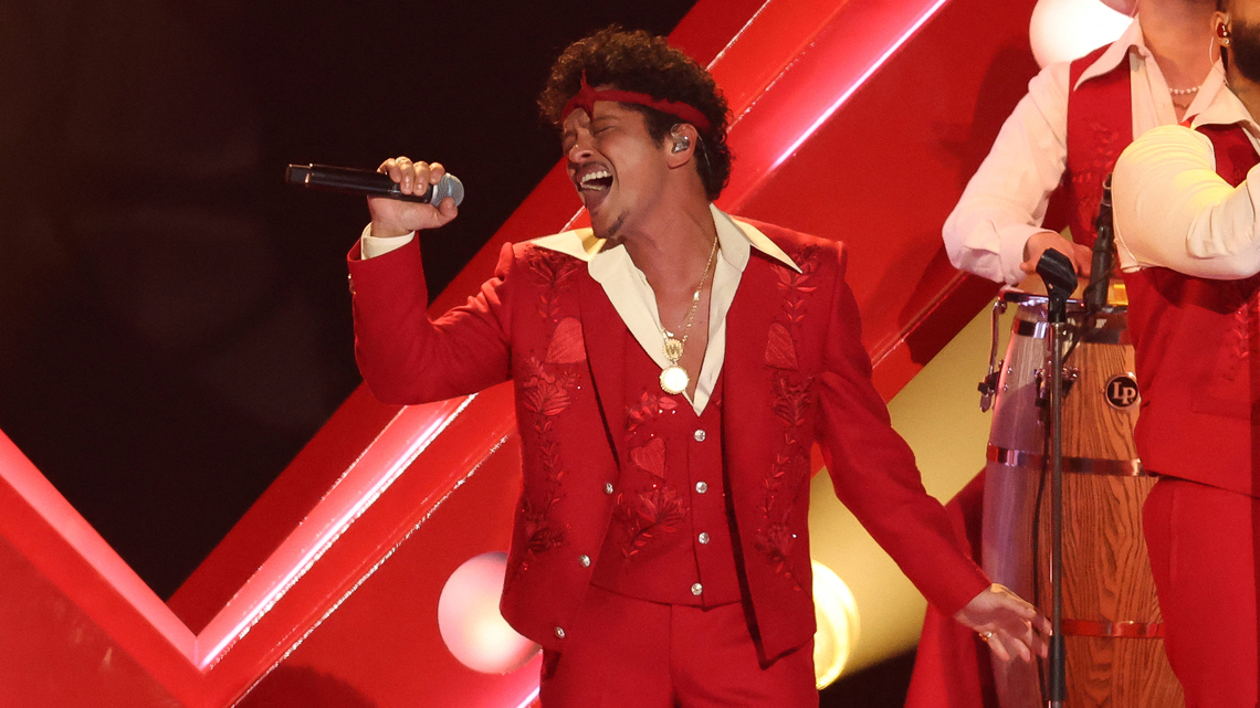 Review: Bruno Mars is an anti-slop machine at SoFi Stadium 