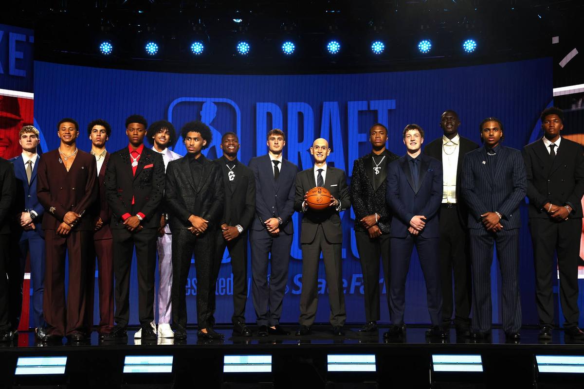  NEW YORK, NEW YORK - JUNE 25: Commissioner Adam Silver poses with 2025 NBA Draft Prospects prior to the first round of the 2025 NBA Draft at Barclays Center on June 25, 2025 in the Brooklyn borough of New York City. (Photo by Sarah Stier/Getty Images) 