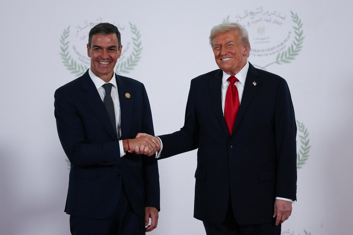 U.S. President Donald Trump and Spanish Prime Minister Pedro Sanchez shake hands as they pose for a photo, at a world leaders' summit on ending the Gaza war, amid a U.S.-brokered prisoner-hostage swap and ceasefire deal between Israel and Hamas, in Sharm el-Sheikh, Egypt, October 13, 2025. REUTERS/Suzanne Plunkett/Pool