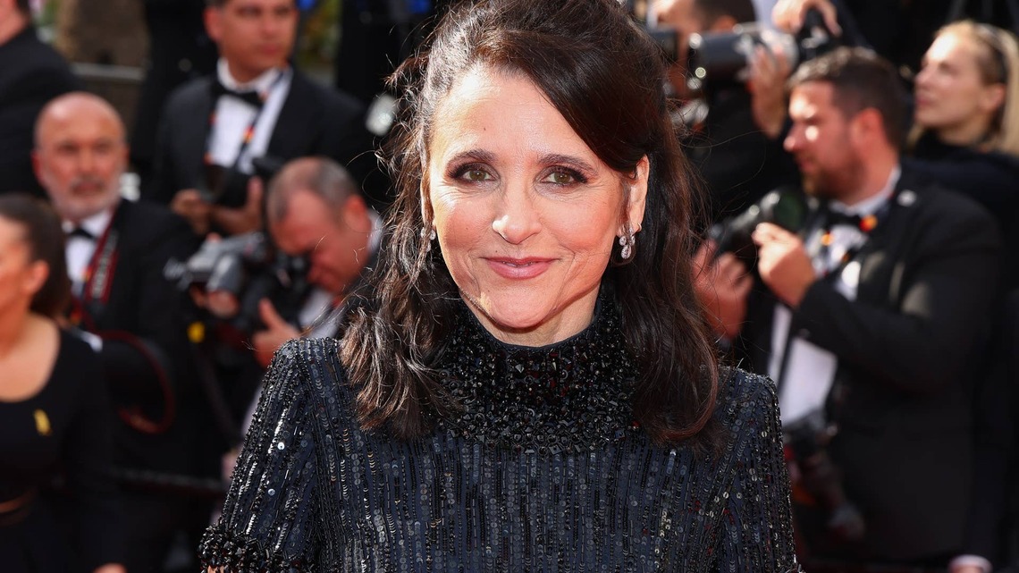 This Actress Secretly Peed in a Trash Can To Keep Julia Louis-Dreyfus and Lisa Kudrow on the Line 