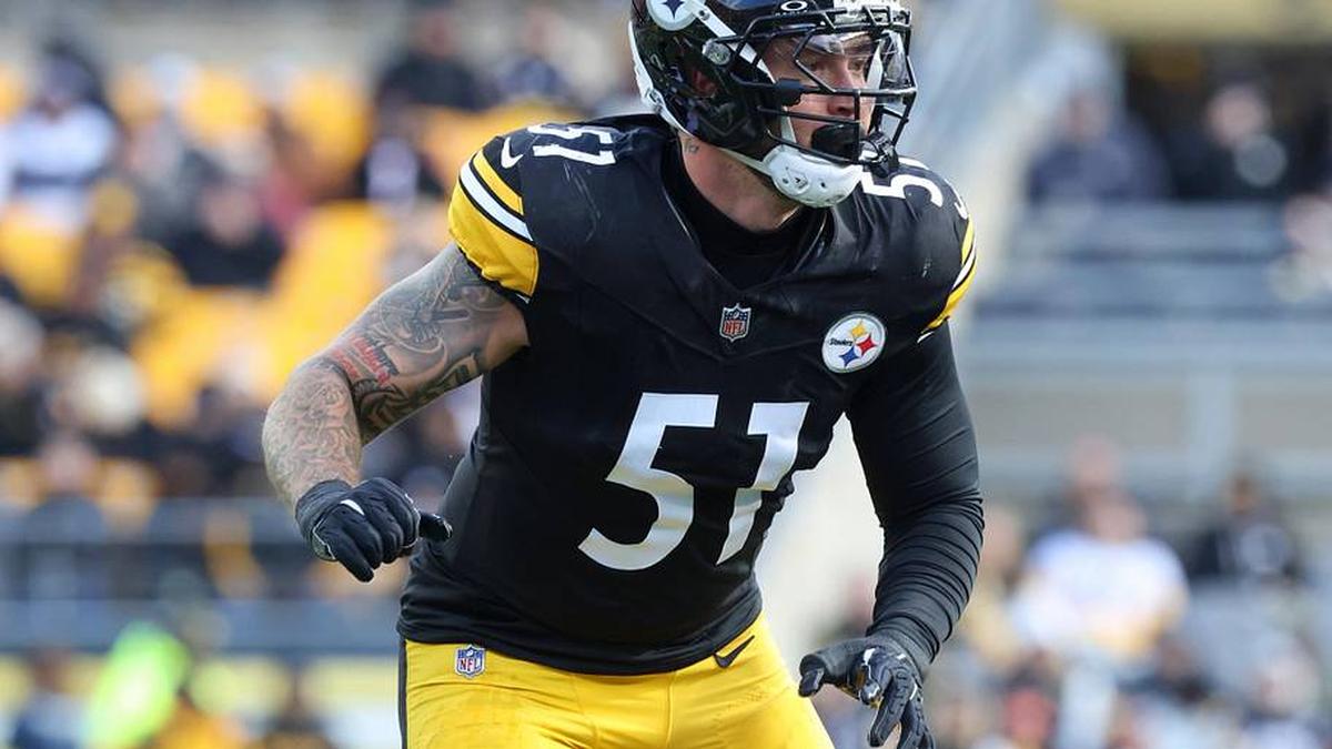  Nov 16, 2025; Pittsburgh, Pennsylvania, USA; Pittsburgh Steelers linebacker Nick Herbig (51) follows the play against the Cincinnati Bengals during the first half at Acrisure Stadium. Mandatory Credit: Charles LeClaire-Imagn Images | Charles LeClaire-Imagn Images 