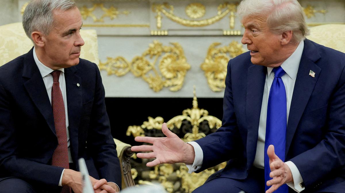 FILE PHOTO: U.S. President Donald Trump and Canada's Prime Minister Mark Carney meet in the Oval Office at the White House in Washington, D.C., U.S., October 7, 2025. REUTERS/Evelyn Hockstein/File Photo
