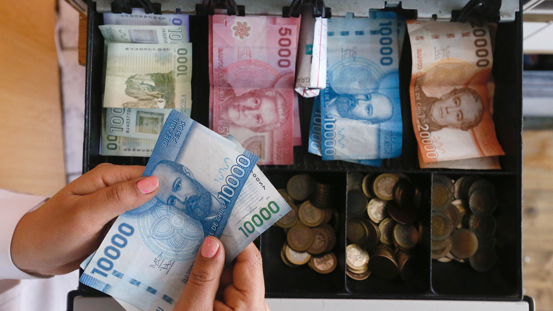 Mayoría monedas sube antes dato inflación EEUU, pero activos brasileños caen con fuerza 
