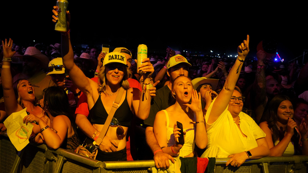 Who is playing Country Thunder Arizona 2027? See the full lineup