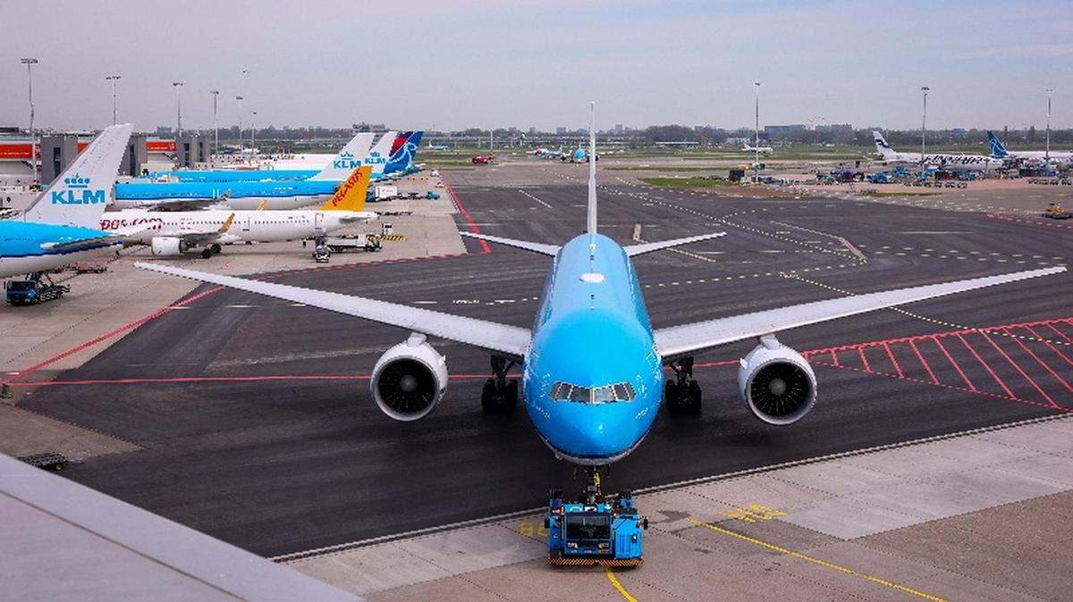 FILE PHOTO: Aircraft prepare for flights at Schiphol Airport near Amsterdam, Netherlands, April 15, 2026. REUTERS/Piroschka van de Wouw/File Photo