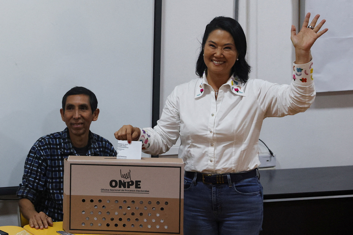 La candidata presidencial conservadora Keiko Fujimori vota durante una segunda vuelta entre ella y el candidato izquierdista Roberto Sánchez, en Lima, Perú, el 7 de junio de 2026. REUTERS/Alessandro Cinque
