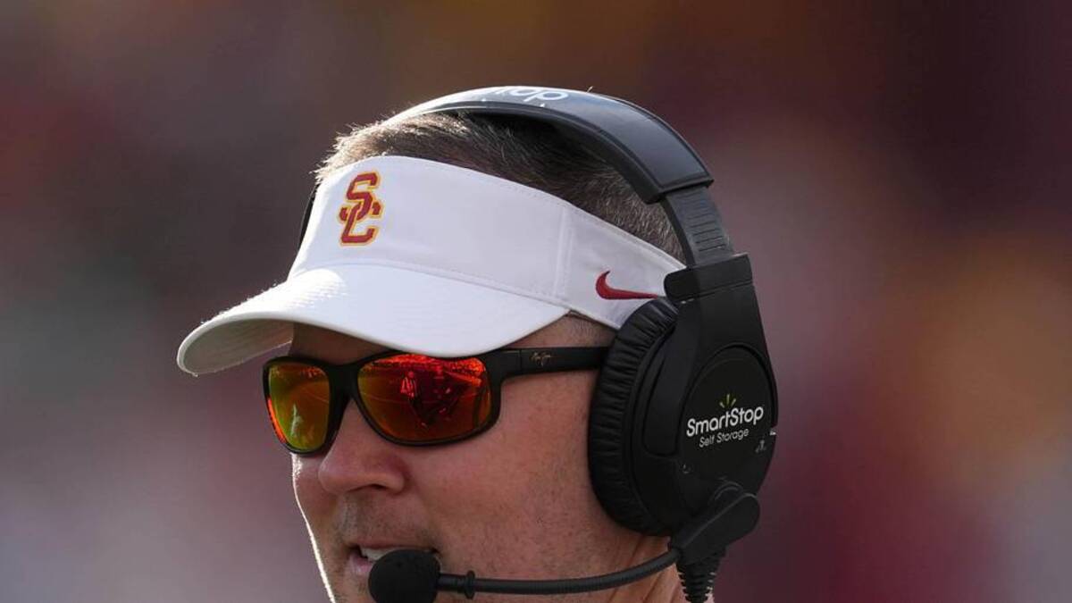 Nov 30, 2024; Los Angeles, California, USA; Southern California Trojans head coach Lincoln Riley reacts against the Notre Dame Fighting Irish in the second half at United Airlines Field at Los Angeles Memorial Coliseum. Mandatory Credit: Kirby Lee-Imagn Images | Kirby Lee-Imagn Images 