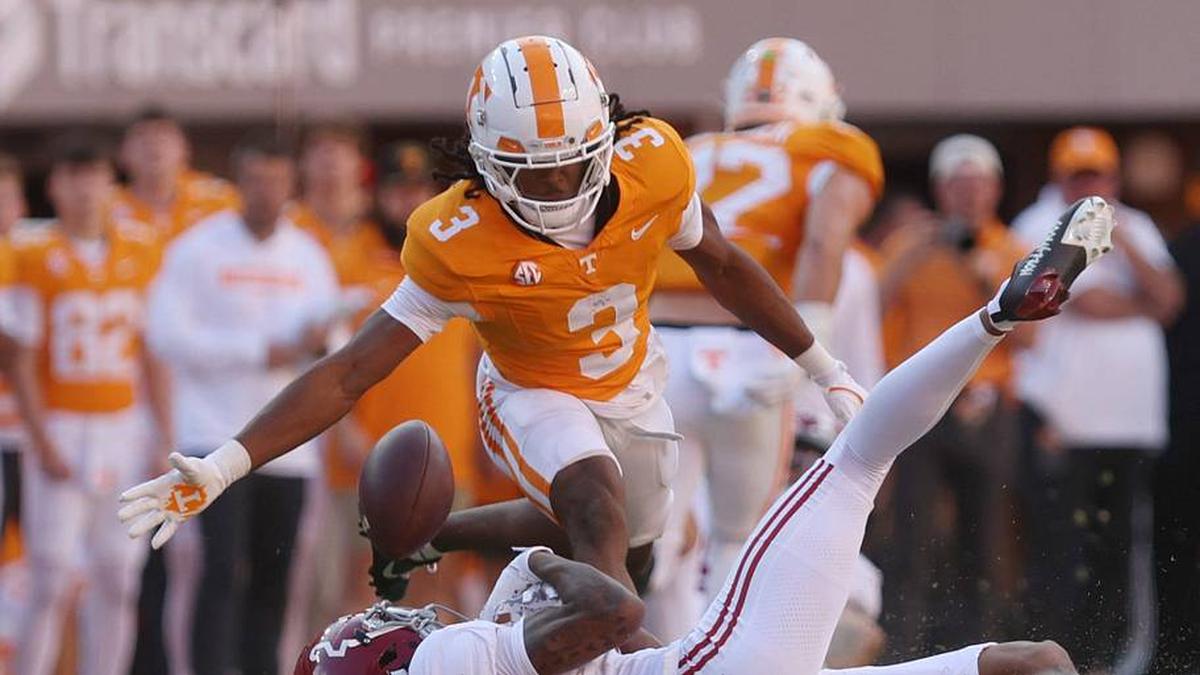  Oct 19, 2024; Knoxville, Tennessee, USA; Alabama Crimson Tide wide receiver Ryan Williams (2) is unable to make a catch while against Tennessee Volunteers defensive back Jermod McCoy (3) during the first quarter at Neyland Stadium. Mandatory Credit: Alan Poizner-Imagn Images | Alan Poizner / USA TODAY NETWORK via Imagn Images 