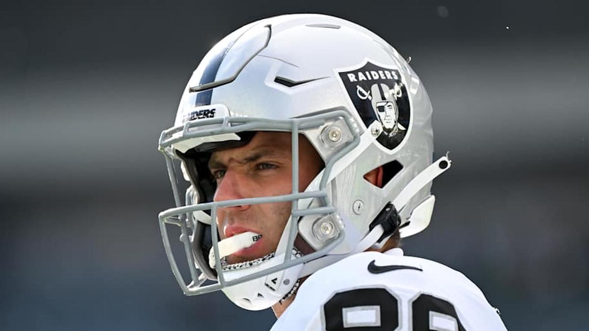  Dec 14, 2025; Philadelphia, Pennsylvania, USA; Las Vegas Raiders tight end Brock Bowers (89) looks on before the game against the Philadelphia Eagles at Lincoln Financial Field. Mandatory Credit: Eric Hartline-Imagn Images | Eric Hartline-Imagn Images 