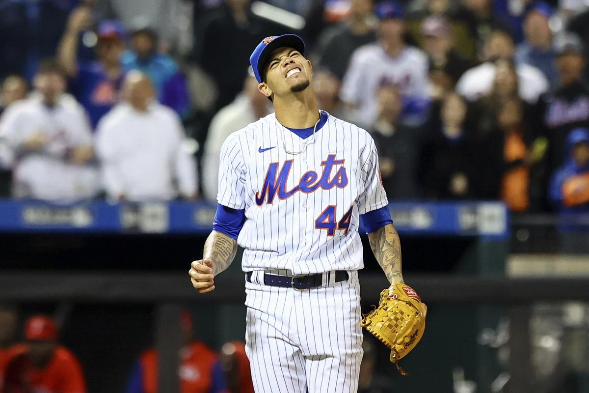 El relevista cubano de los Mets Yoan López reacciona en un partido ante los Fils de Filadelfia, celebrado el 1ro de mayo de 2022 en Nueva York.
