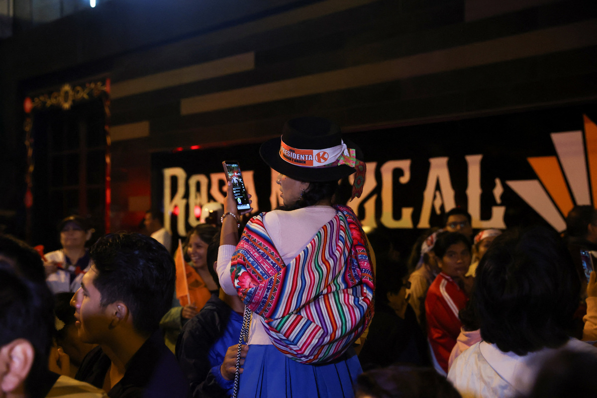 A supporter of conservative presidential candidate Keiko Fujimori views a livestream following early results of the runoff against left-wing candidate Roberto Sanchez, in Lima, Peru June 7, 2026. REUTERS/Alessandro Cinque