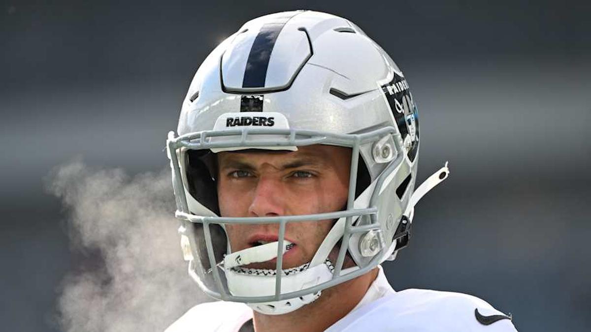  Dec 14, 2025; Philadelphia, Pennsylvania, USA; Las Vegas Raiders tight end Brock Bowers (89) looks on before the game against the Philadelphia Eagles at Lincoln Financial Field. Mandatory Credit: Eric Hartline-Imagn Images | Eric Hartline-Imagn Images 