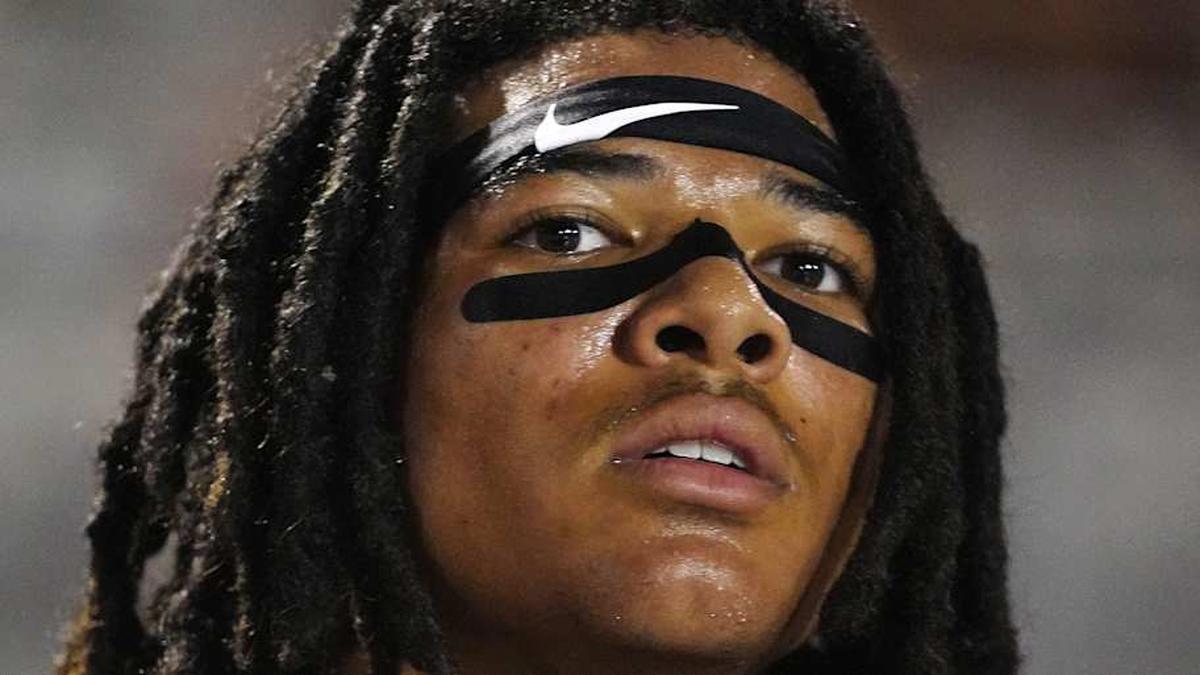  Hamilton wide receiver Roye Oliver III (3) looks up at the scoreboard against Brophy during a game against Brophy at Hamilton High School in Chandler, on Sept. 19, 2025. | Patrick Breen/The Republic / USA TODAY NETWORK via Imagn Images 