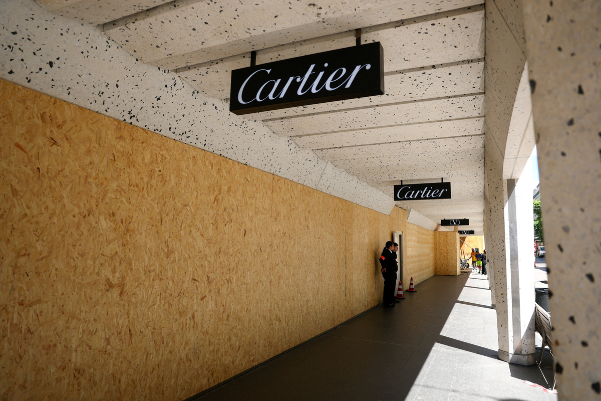 Security staff stand guard in front of wood panels at the Cartier shop ahead of a demonstration against the upcoming G7 summit in Evian-les-Bains, in Geneva, Switzerland, June 11, 2026. REUTERS/Denis Balibouse     TPX IMAGES OF THE DAY