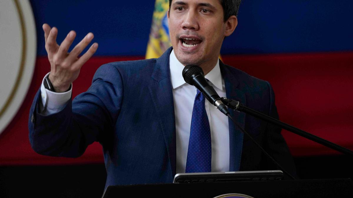 El líder de la oposición venezolana, Juan Guaidó, habla con la prensa en Caracas, Venezuela, el lunes 22 de noviembre de 2021, un día después de las elecciones estatales y municipales donde la abstención fue dominante y los aliados del gobierno del presidente Nicolás Maduro se adjudicaron el grueso de los cargos en disputa. (Foto AP/Ariana Cubillos)