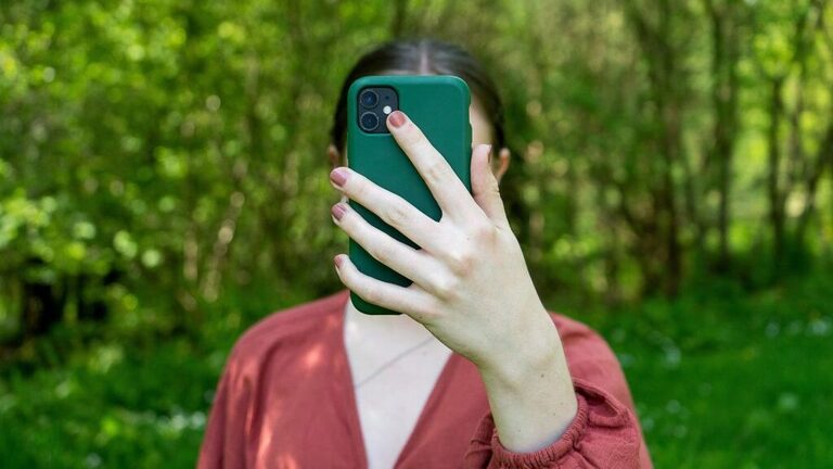 Study finds most parents use phones during family dinners