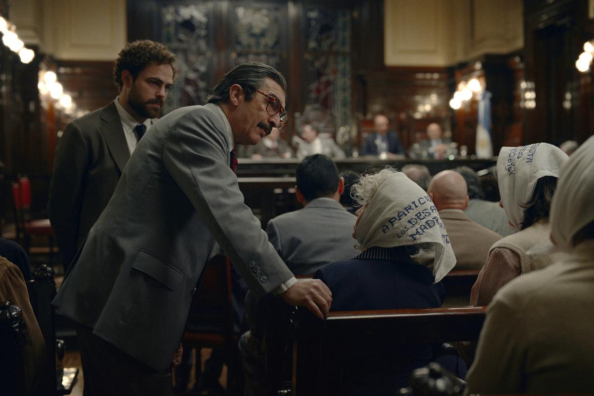 En esta imagen proporcionada por Amazon Peter Lanzani, al fondo a la izquierda, y Ricardo Darín en una escena de “Argentina, 1985”. (Amazon Studios vía AP)