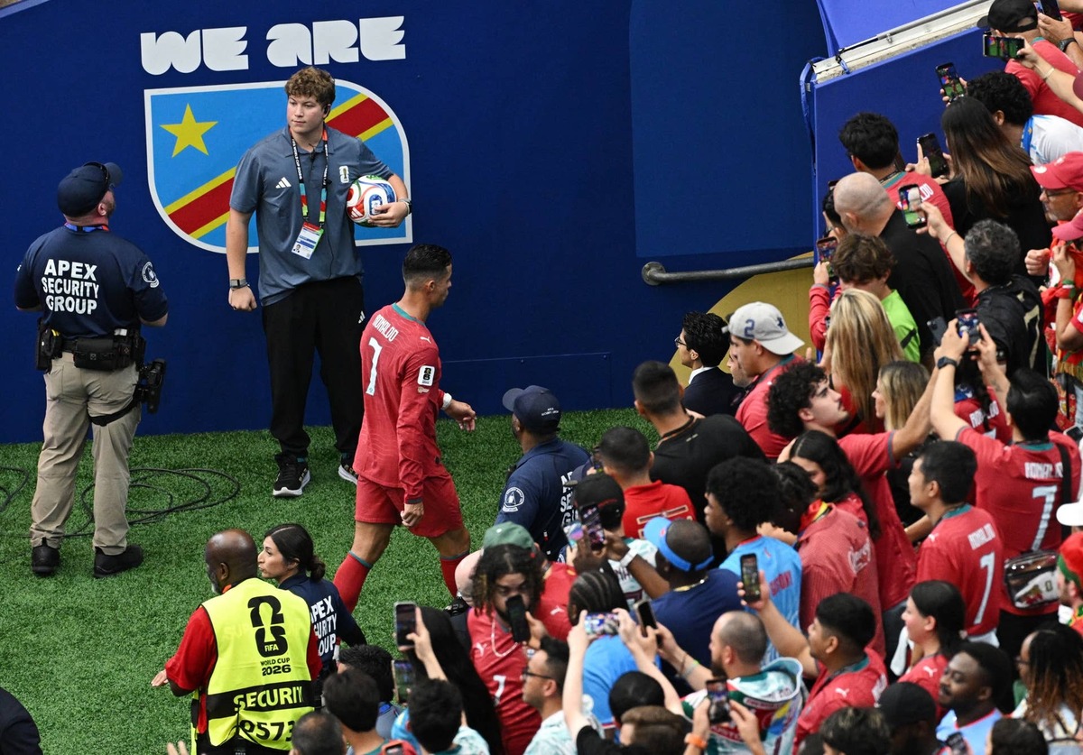  Fans react as Portugal's Cristiano Ronaldo leaves the pitch after the match against DR Congo REUTERS - Annegret Hilse