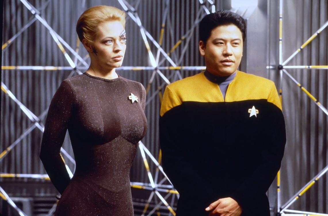 STAR TREK: VOYAGER, from left: Jeri Ryan, Garrett Wang, 1995-2001.Danny Feld / ©Paramount Television / Courtesy: Everett Collection