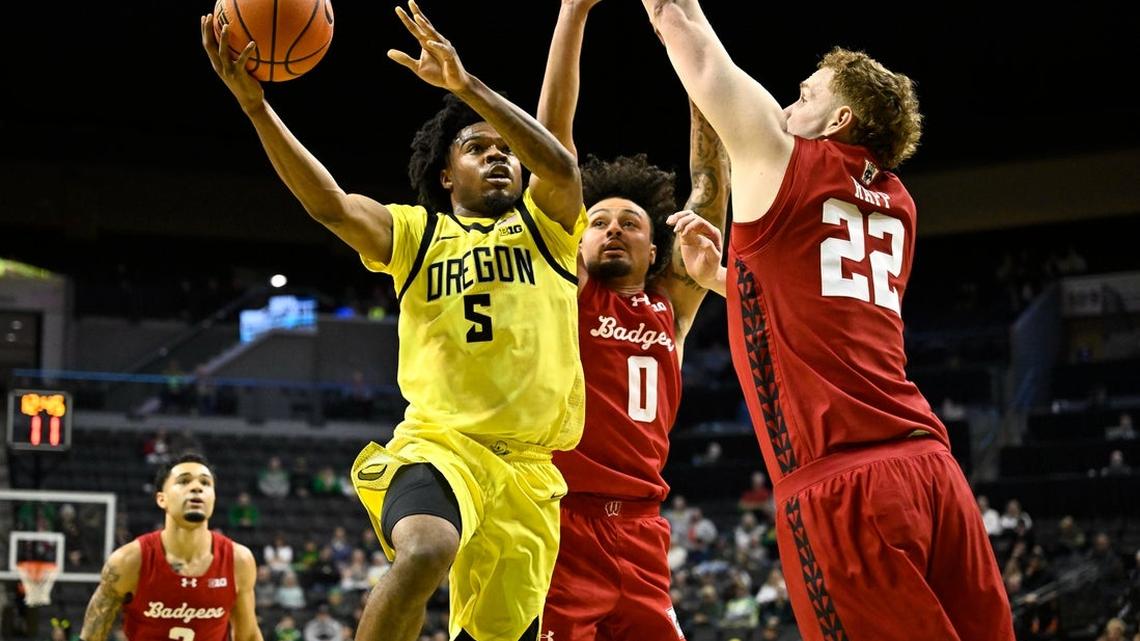 Oregon uses strong second half to take down Wisconsin 