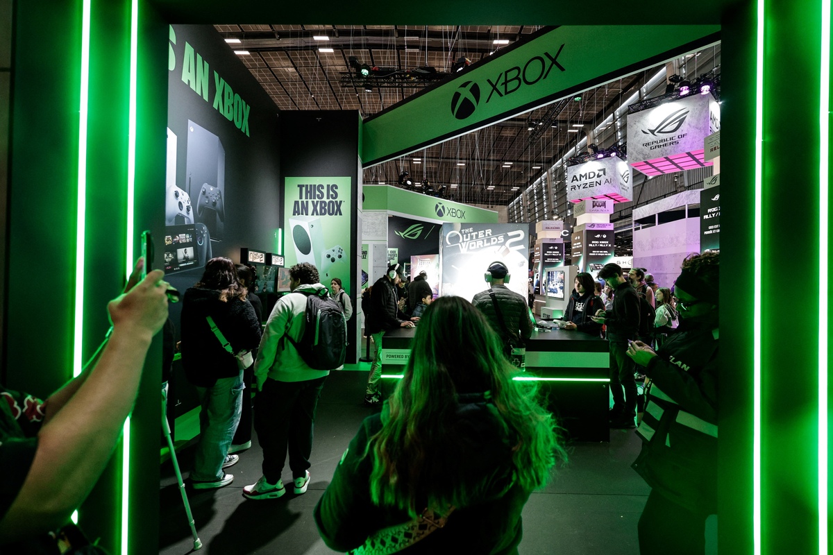  Gamers hit the Xbox booth during the Paris Games Week fair on October 30, 2025. 