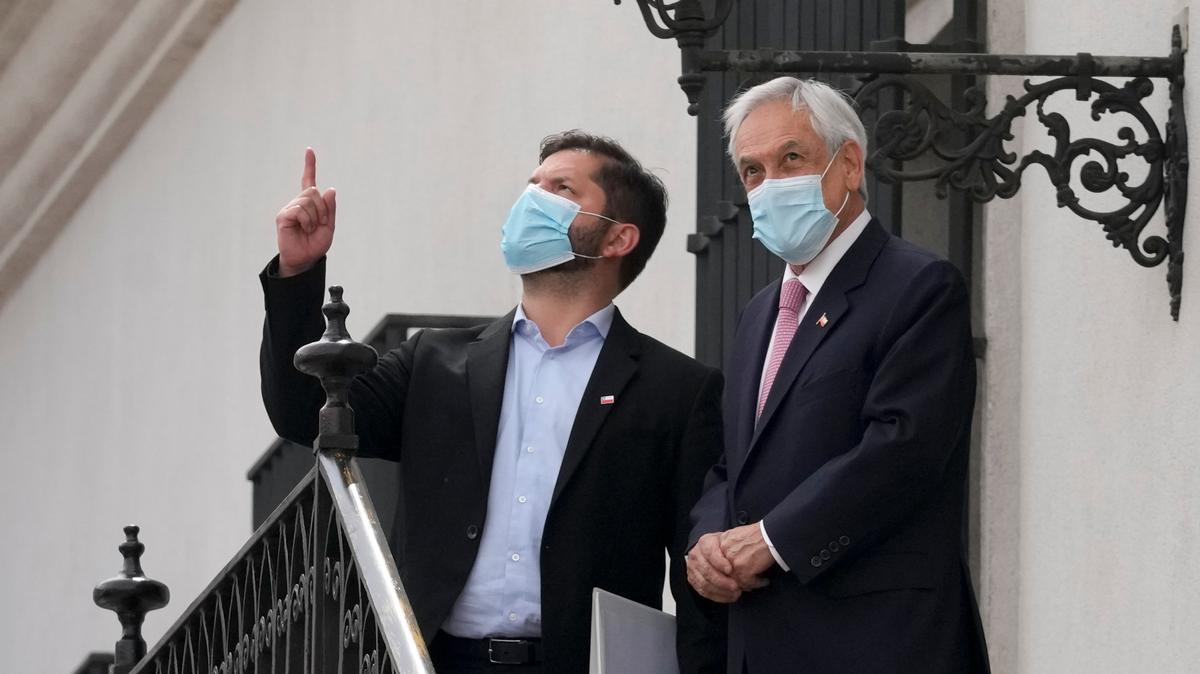 El presidente electo de Chile, Gabriel Boric, a la izquierda, y el actual mandatario Sebastián Piñera, se reúnen en el palacio presidencial de La Moneda en Santiago, Chile, el lunes 20 de diciembre de 2021. (AP Foto/Esteban Félix)