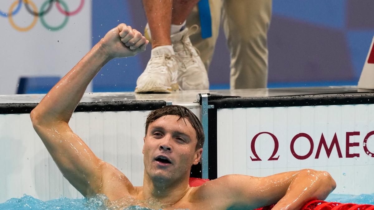 Robert Finke, of the United States, celebrates after winning the men’s 800-meters freestyle final at the 2020 Summer Olympics, Thursday, July 29, 2021, in Tokyo, Japan. (AP Photo/Martin Meissner)
