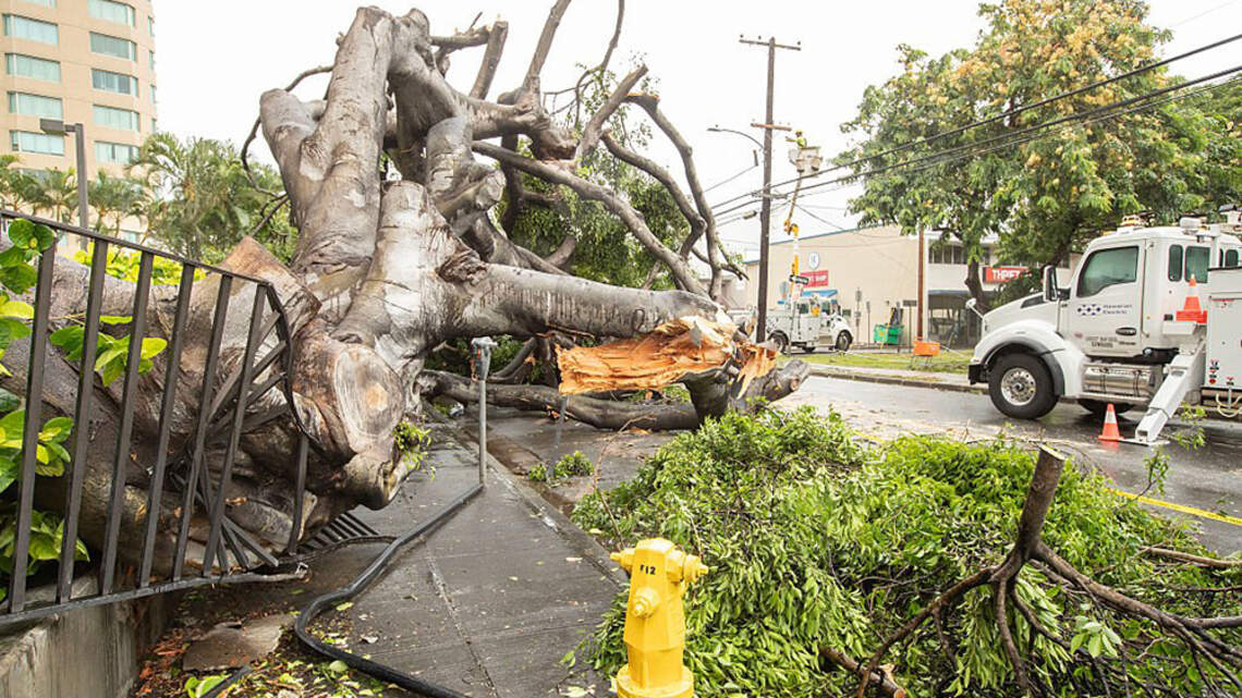 More than 200,000 without power after Lala sweeps by Hawaii