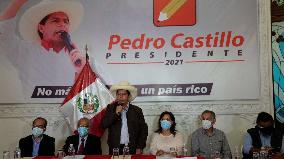 El candidato presidencial Pedro Castillo habla durante una conferencia de prensa junto a su compañera de fórmula Dina Boluarte, tercera desde la derecha, en la sede de su campaña en Lima, Perú, el martes 15 de junio de 2021. (AP Foto/Martín Mejía)