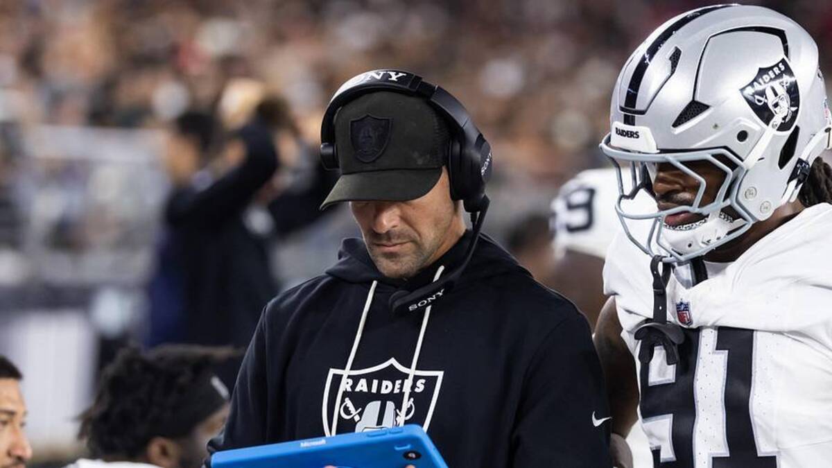  Aug 23, 2025; Glendale, Arizona, USA; Las Vegas Raiders defensive line coach Rob Leonard with defensive end Jahfari Harvey (91) against the Arizona Cardinals during a preseason NFL game at State Farm Stadium. Mandatory Credit: Mark J. Rebilas-Imagn Images | Mark J. Rebilas-Imagn Images 
