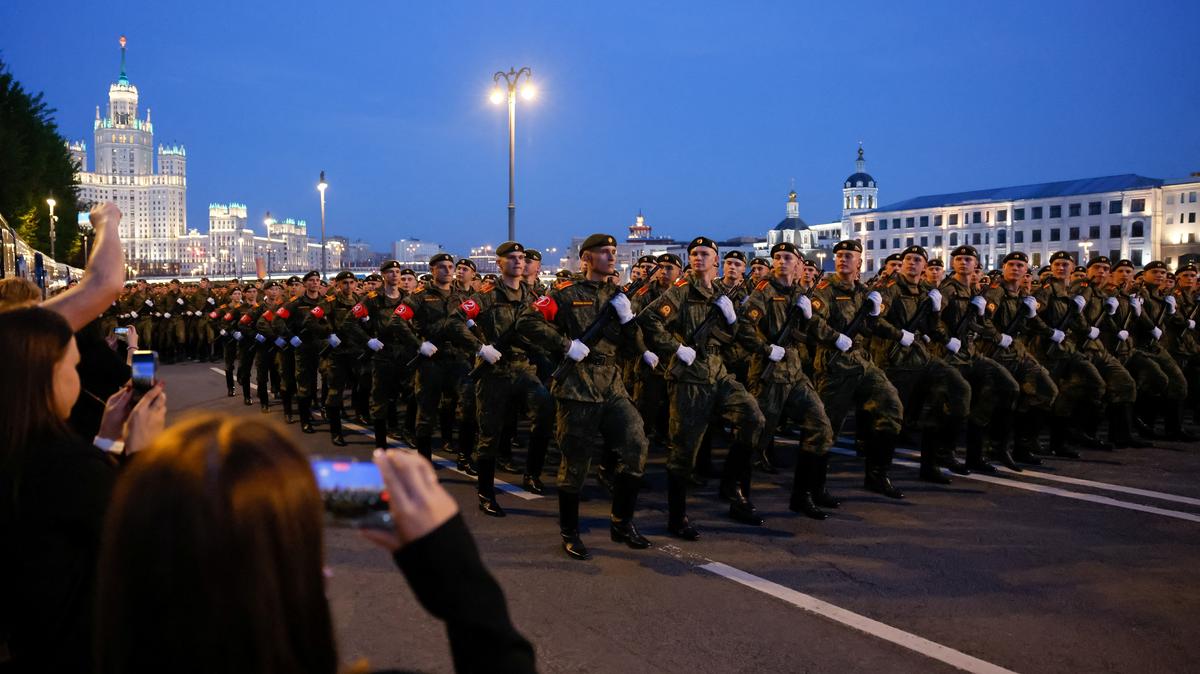 Russian service members march in columns during a rehearsal for the Victory Day military parade marking the anniversary of the victory over Nazi Germany in World War Two, in central Moscow, Russia, May 4, 2026. REUTERS/Yulia Morozova
