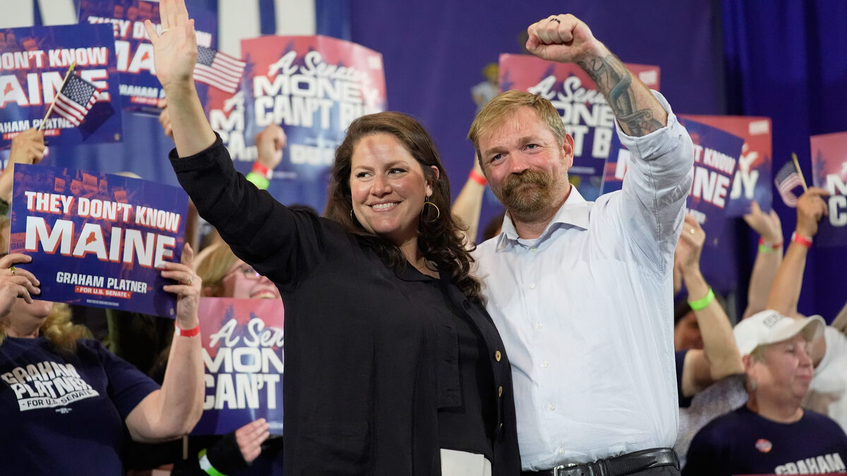 APTOPIX Election 2026 Maine Senate. Democratic U.S. Senate candidate Graham Platner, right, and his wife Amy Gertner gesture to supporters during a primary election night watch party Tuesday, June 9, 2026, in Blue Hill, Maine. (AP Photo/Robert F. Bukaty)