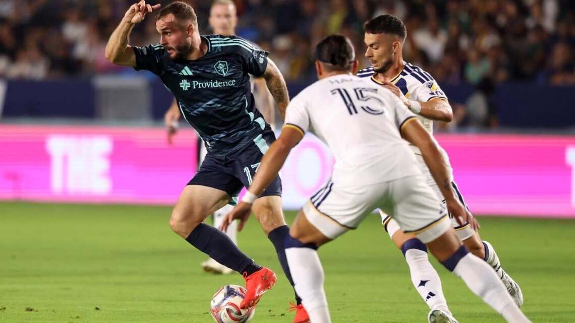 Paul Arriola's late goal off bench helps Sounders earn draw at Galaxy 
