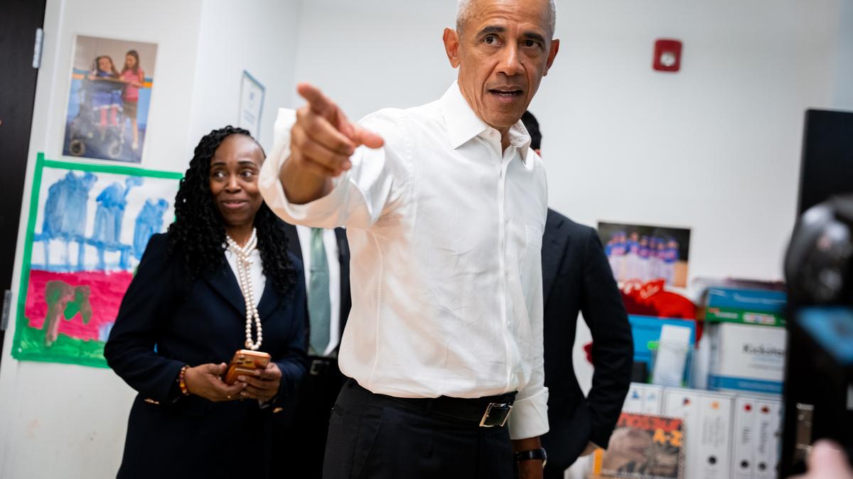 Mamdani Obama. Former President Barack Obama visits Learning Through Play Pre-K in the Bronx in New York, Saturday, April 18, 2026. (AP Photo/Angelina Katsanis)