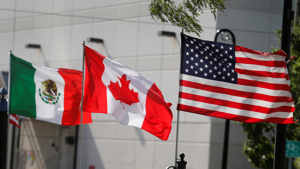 Imagen de archivo de las banderas de Estados Unidos, Canadá y México ondeando en Detroit, Michigan, EEUU. 29 agosto 2018. REUTERS/Rebecca Cook