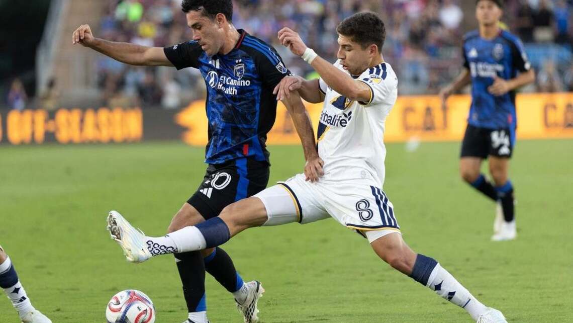 PK save in final minutes helps Galaxy earn tie vs. Earthquakes 